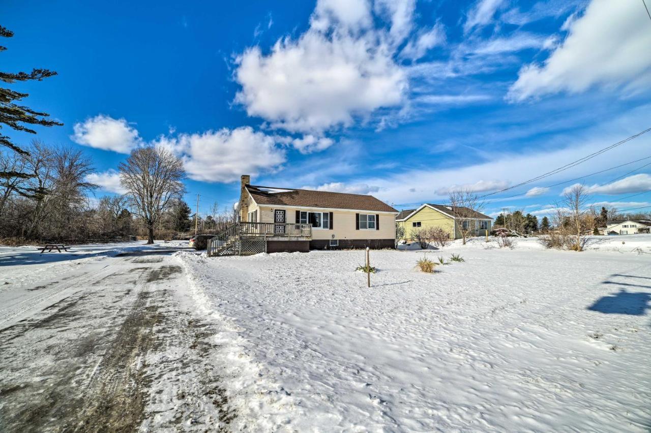 Cozy Tawas City Home With Views Of Lake Huron! 외부 사진